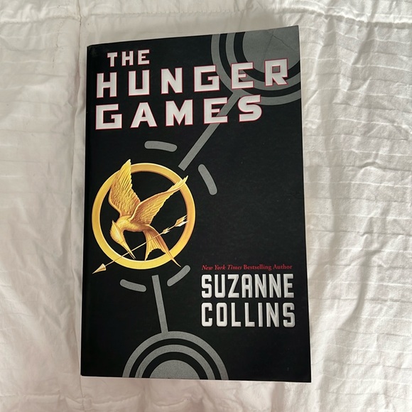 The hunger games by Suzanne Collin’s (book 1) - Picture 1 of 3